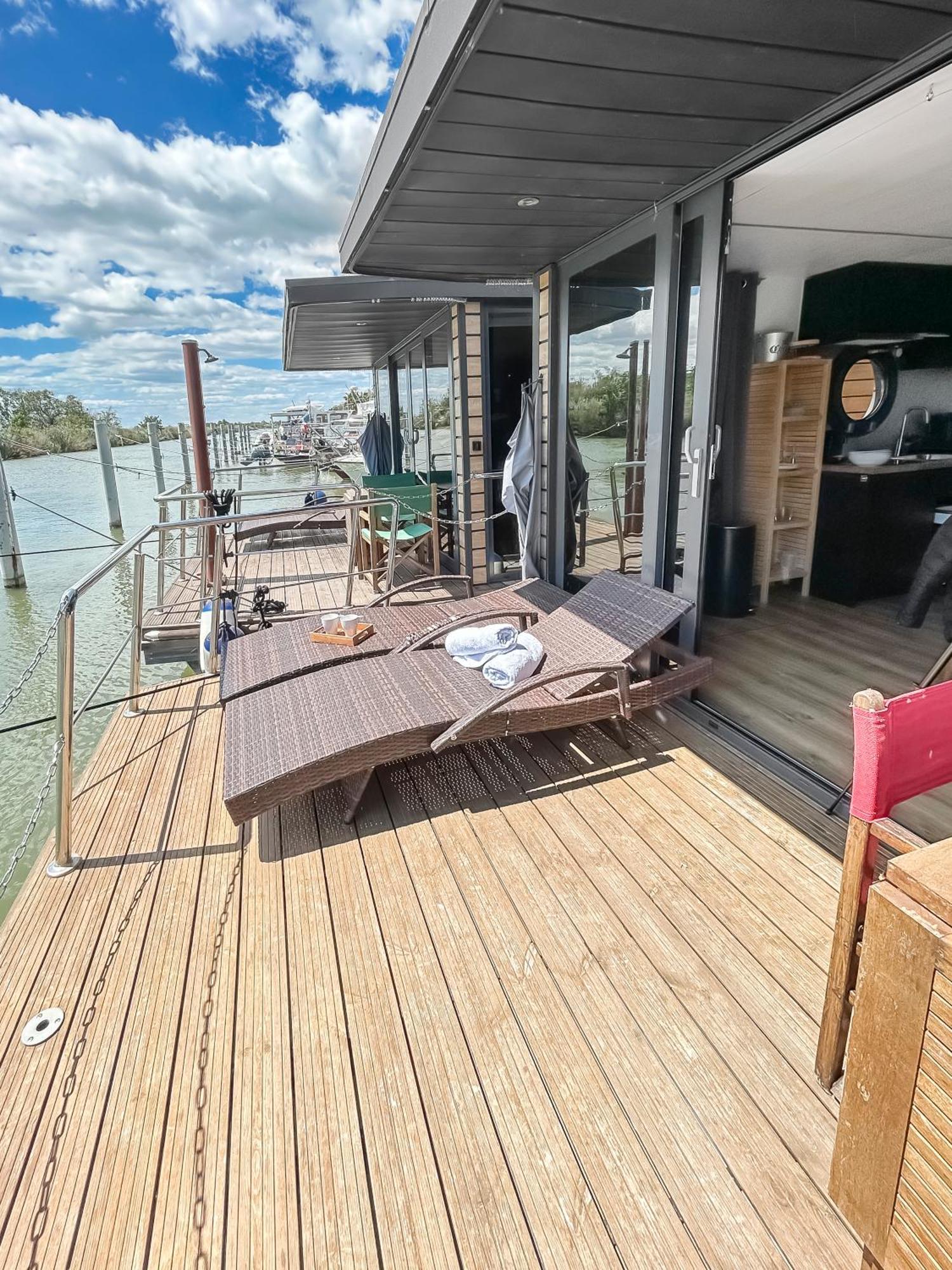 Hotel Sejour Unique Sur Un Bateau "Marius" Vauvert Exterior foto